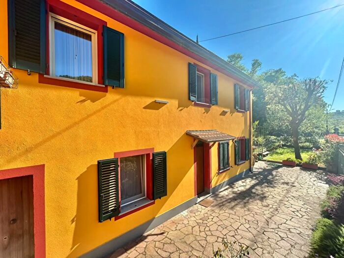 Casa con 11 locali in vendita in Sarzana