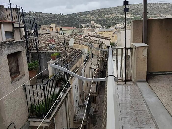 Casa con 6 locali in vendita in Via Tasca, Scicli