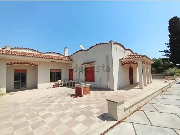 Casa con 12 locali in vendita in Scicli