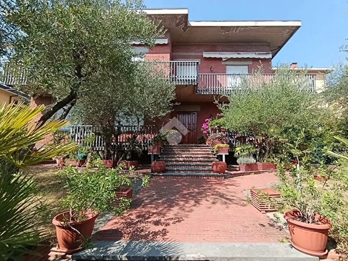 Casa con 8 locali in vendita in Viale Guglielmo Marconi, Montecatini Terme