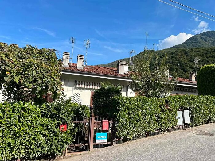 Casa trilocale in vendita in Via Chiaro, Colico