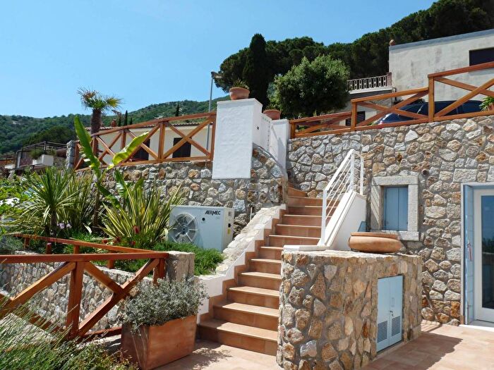 Appartamento trilocale in affitto in Via del Castello, Giglio Porto, Isola del Giglio