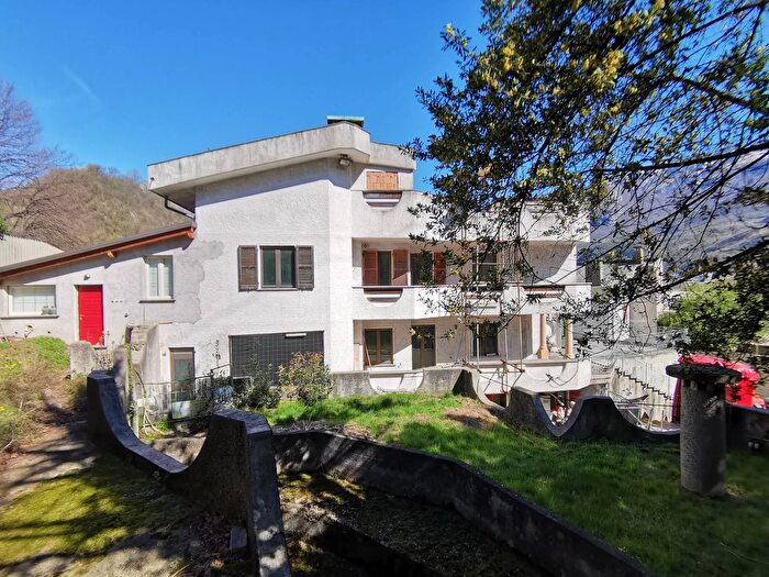 Casa con 13 locali in vendita in Via Promessi Sposi, Pescate