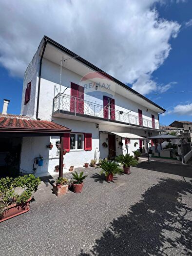 Casa con 5 locali in vendita in Vico Pulito Snc, Carinola