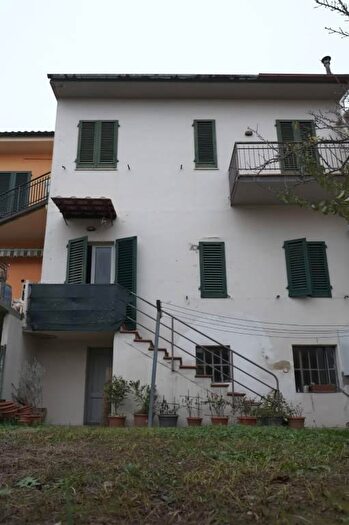 Casa con 6 locali in vendita in Capraia E Limite