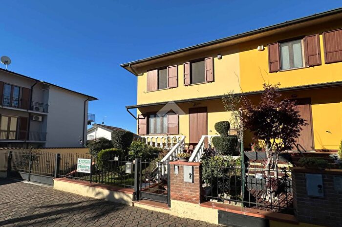 Casa quadrilocale in vendita in Via S Rocco, Chieve