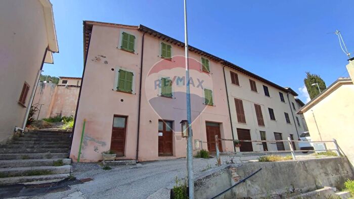 Casa con 5 locali in vendita in Foligno