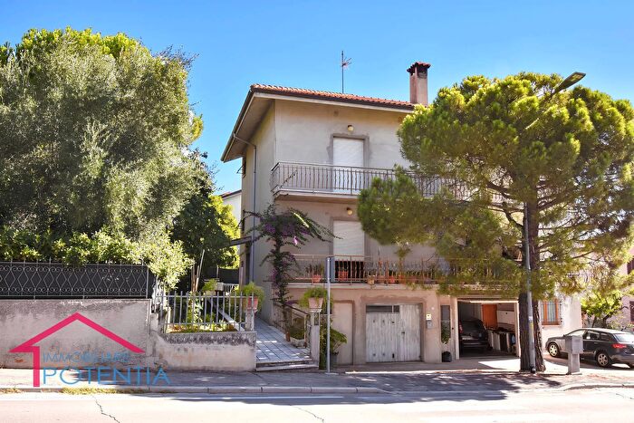 Appartamento con 5 locali in vendita in Via Beato Girolamo Gherarducci, Recanati