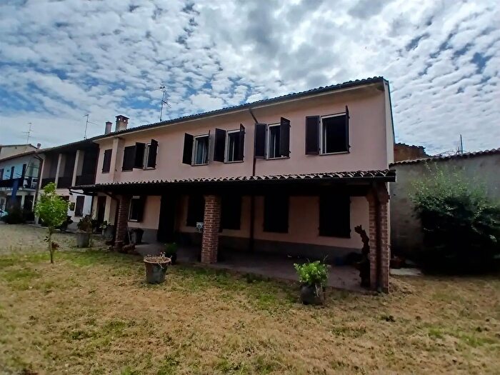 Casa con 6 locali in vendita in Mortara