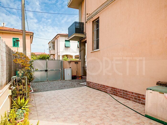 Appartamento con 5 locali in vendita in Via dellAlloro, Livorno