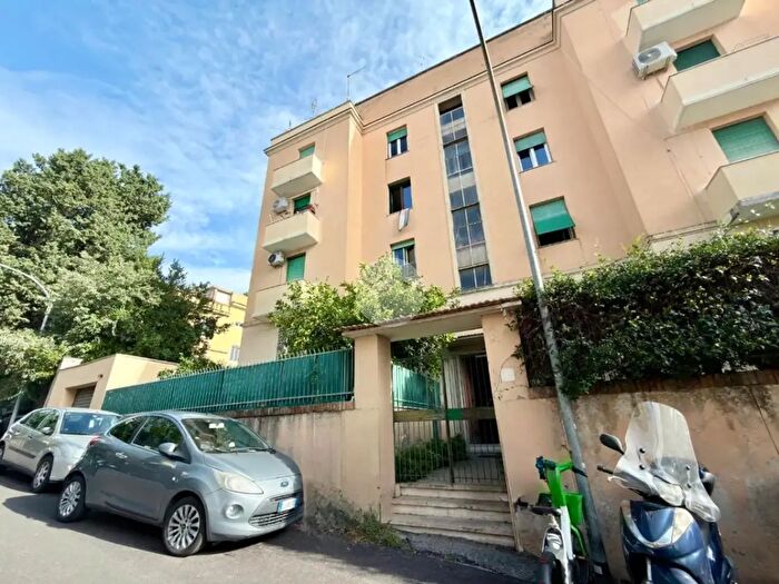 Appartamento trilocale in vendita in Via Monte Fantino, Roma