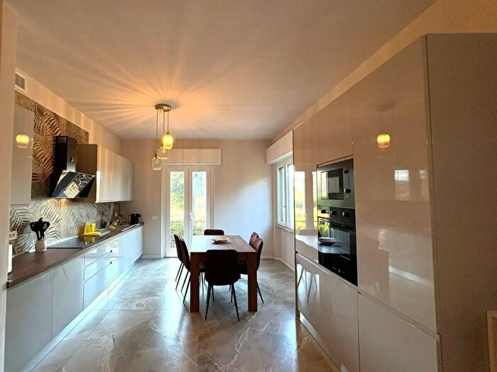 Appartamento con 5 locali in vendita in Massa