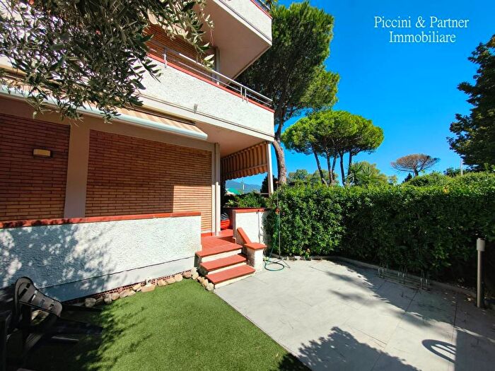 Appartamento trilocale in vendita in Via Montecatini, Marina di Massa Centro, Massa