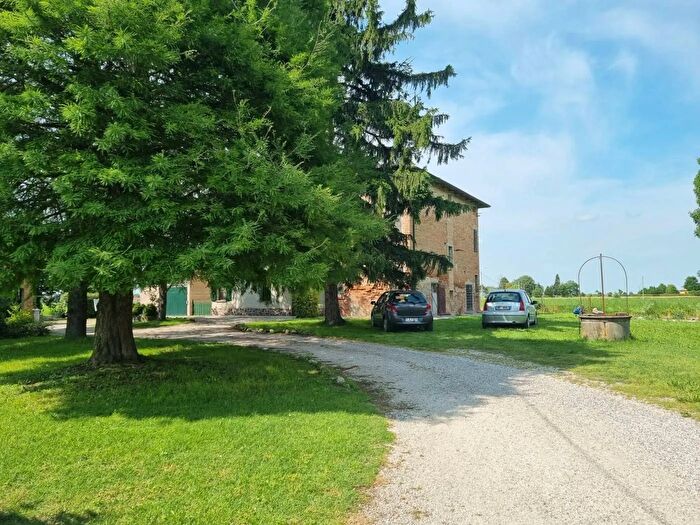 Casa con 6 locali in vendita in Via Finalese Cento, Cento