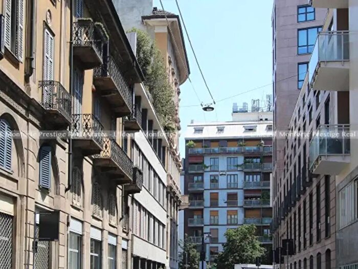 Appartamento trilocale in vendita in Via Vivaio, Milano