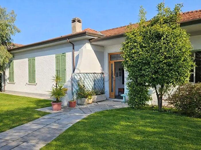 Casa con 7 locali in vendita in Via Bassagrande, Carrara