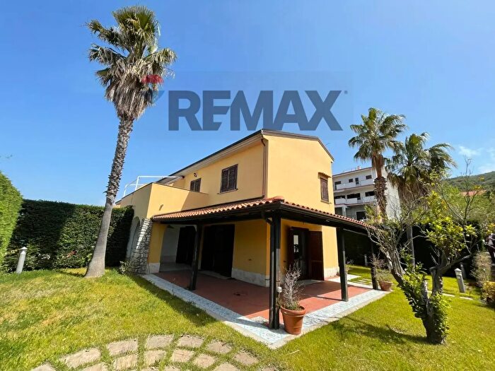 Casa con 6 locali in vendita in Via Antonio Guarasci, Sangineto