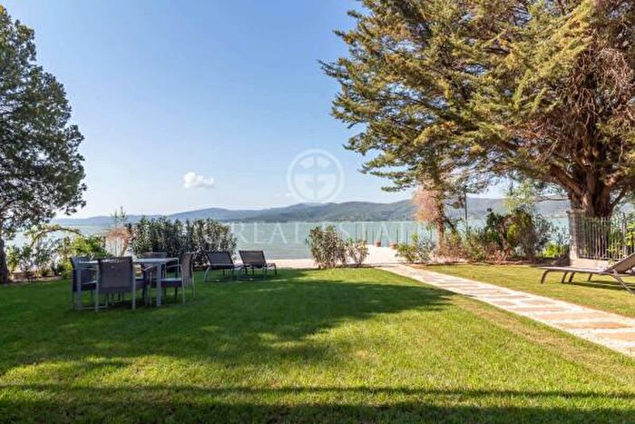 Casa con 6 locali in vendita in Magione