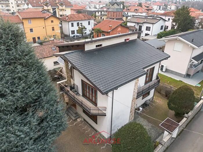 Casa con 6 locali in vendita in Via Monte Bianco, Canegrate
