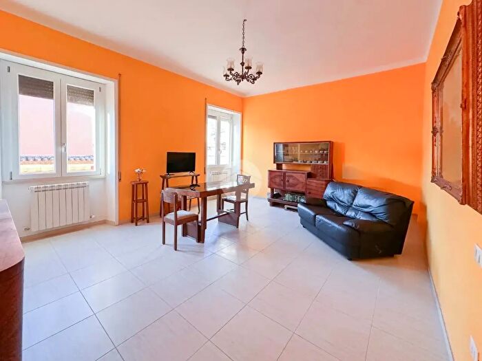 Appartamento trilocale in vendita in Piazza Martiri Pennesi, Teramo