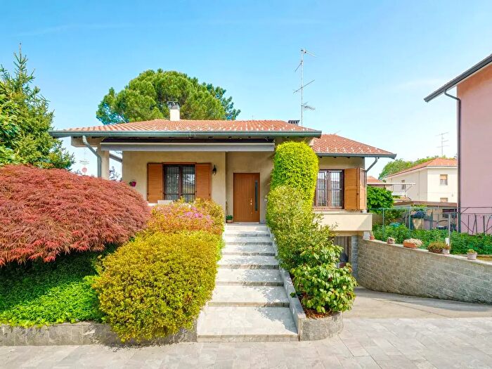 Casa quadrilocale in vendita in Saronno