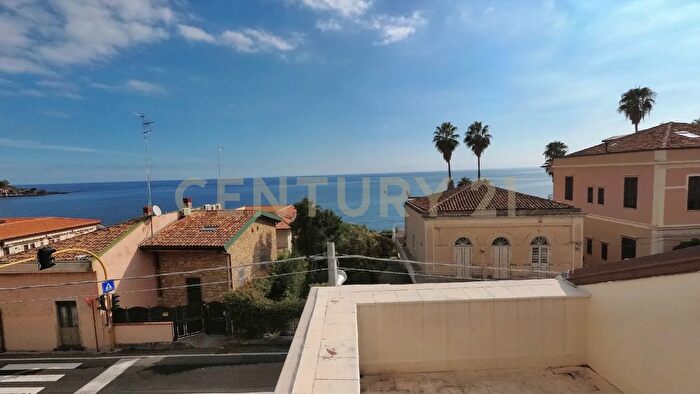 Casa con 13 locali in vendita in Via Livorno, Aci Castello