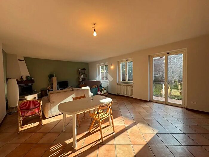 Casa quadrilocale in vendita in Via Delponte, Momo