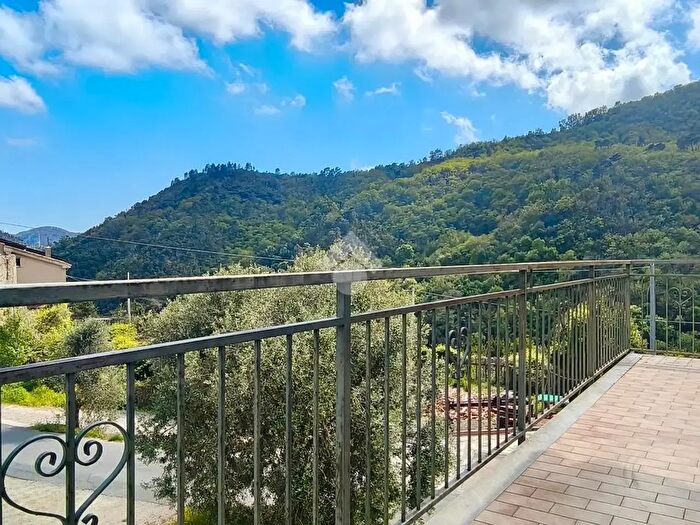 Appartamento con 5 locali in vendita in Località Via Costa, Vezzi Portio
