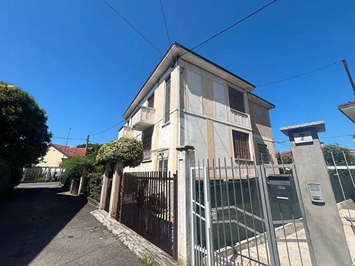Casa con 9 locali in vendita in Via Bezzecca, San Mauro Torinese