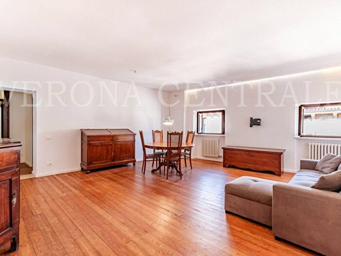 Appartamento quadrilocale in affitto in Via San Vitale, Veronetta, Verona