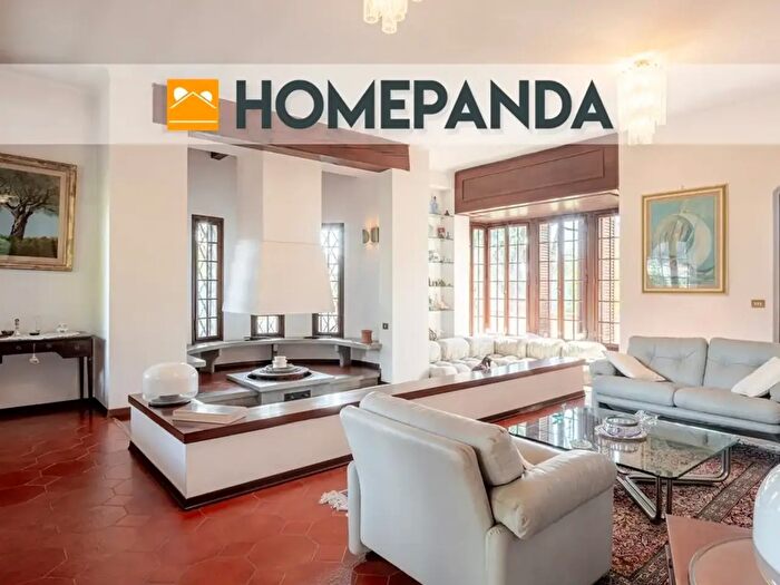 Casa con 8 locali in vendita in Via Fossa Cieca, Massa