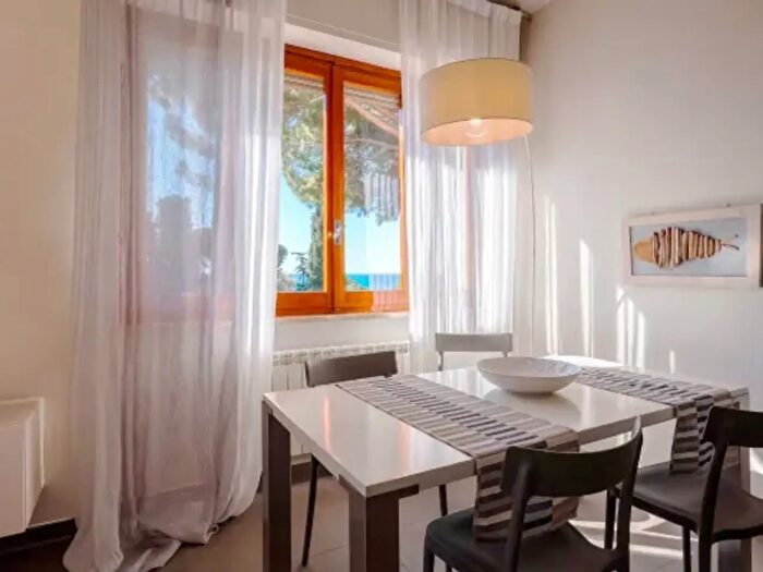 Appartamento con 5 locali in vendita in Viale delle Mimose, Cogoleto