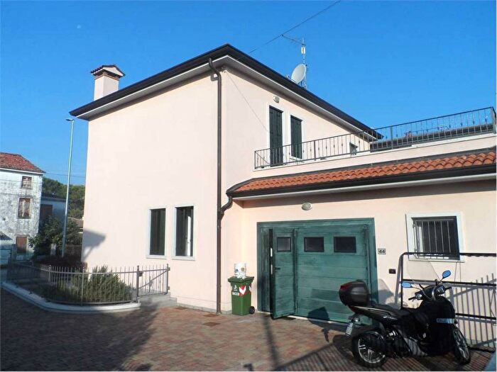 Casa con 6 locali in affitto in via Fabio Filzi, Centro, Quinto Vicentino