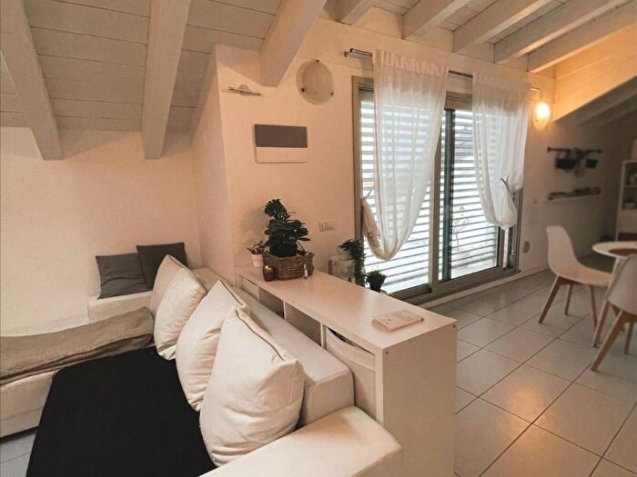 Casa bilocale in affitto in Via Roma, Senna Comasco