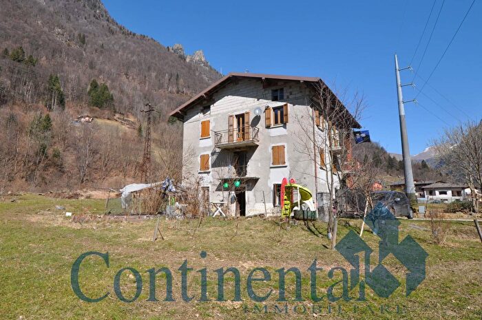 Casa con 6 locali in vendita in Via Ettore Cozzani, Isola Di Fondra