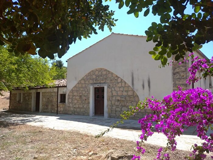 Casa con 9 locali in vendita in Contrada Callisi, Caltabellotta