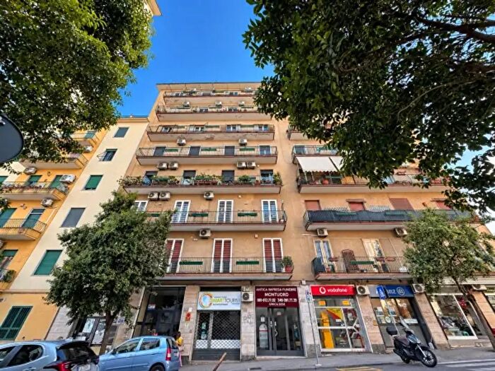 Appartamento trilocale in vendita in Via Pietro Castellino, Napoli