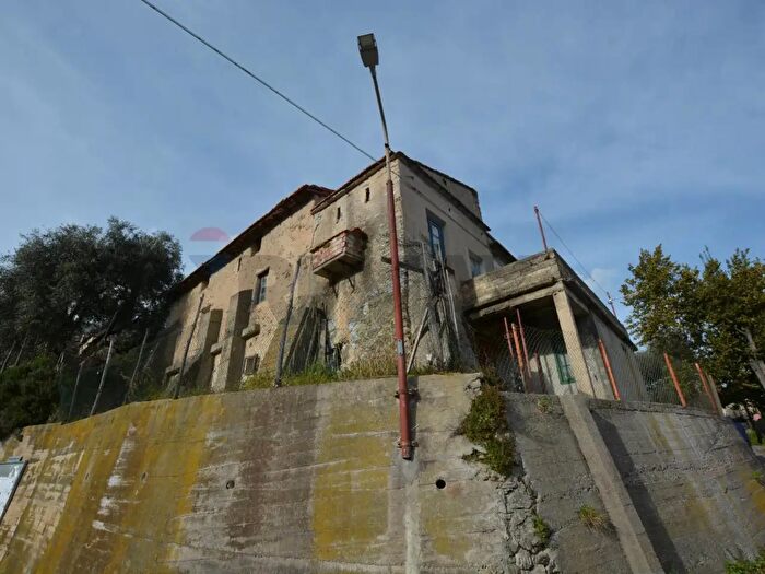 Casa con 5 locali in vendita in Magliolo