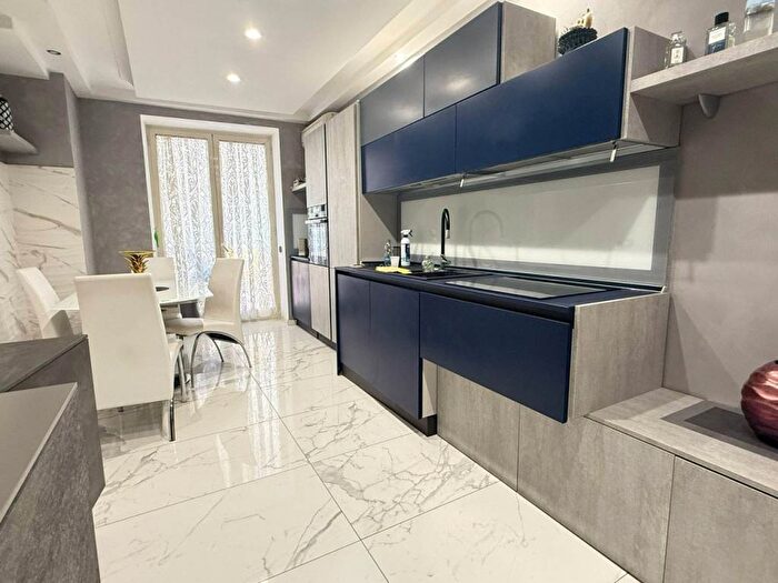 Appartamento trilocale in affitto in Via Santa Lucia, Quartieri Spagnoli, Napoli