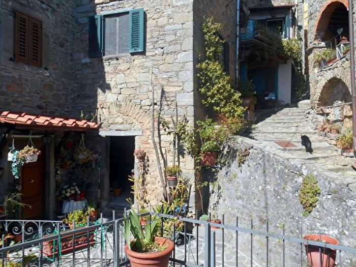 Casa con 6 locali in vendita in Bagni Di Lucca