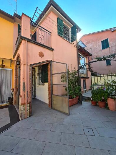 Casa con 6 locali in vendita in Sarzana