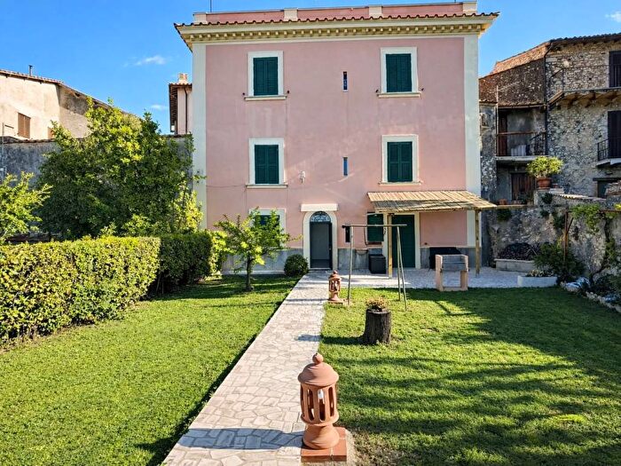 Appartamento trilocale in affitto in Via Filippo Mercuri, Centro, Fara in Sabina