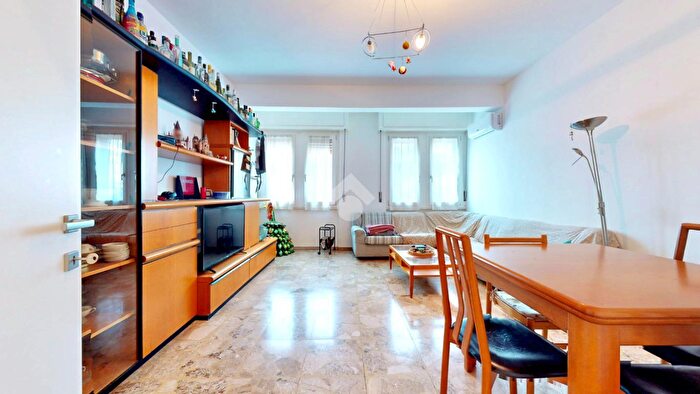 Appartamento quadrilocale in vendita in Via Plezzo, Milano