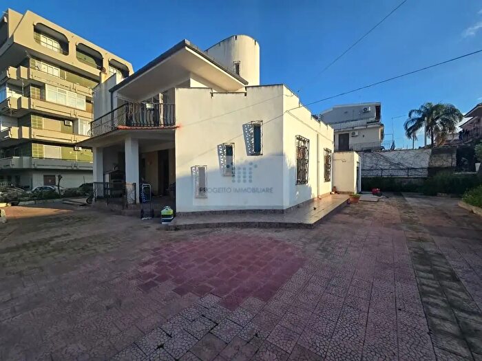 Casa con 10 locali in vendita in Via Solarino, Siracusa