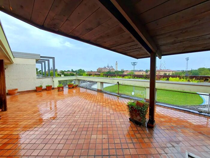Appartamento con 5 locali in vendita in Via Carducci, Padova