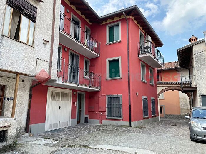 Appartamento trilocale in vendita in Vicolo Trieste, Capriate San Gervasio