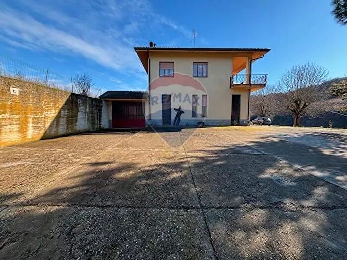 Casa con 8 locali in vendita in Borgata Pianezzo, Dogliani