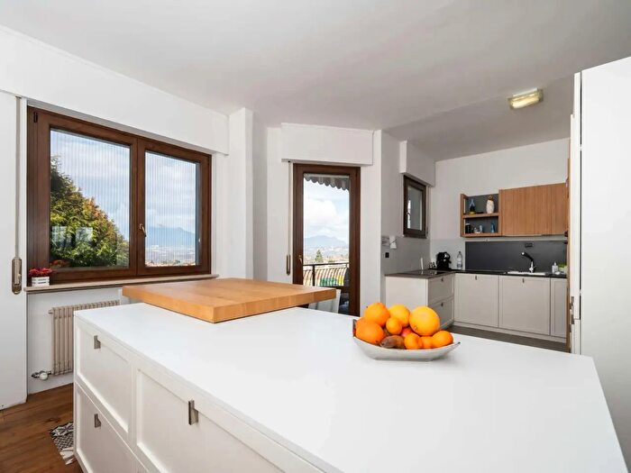 Appartamento quadrilocale in vendita in Via Mazzini, Azzate