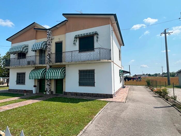 Casa con 6 locali in vendita in Ferrara