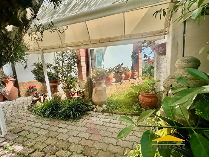 Casa con 5 locali in vendita in Massa